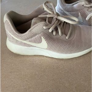 Nike women’s Tajuan sneakers.